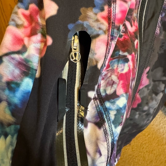 Lululemon Run: Get Up And Glow Jacket
Spring Has Sprung Multi / Black - Picture 5 of 6